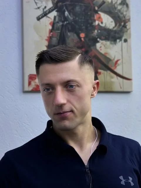 Классическая мужская стрижка с аккуратной укладкой — Барберлаб