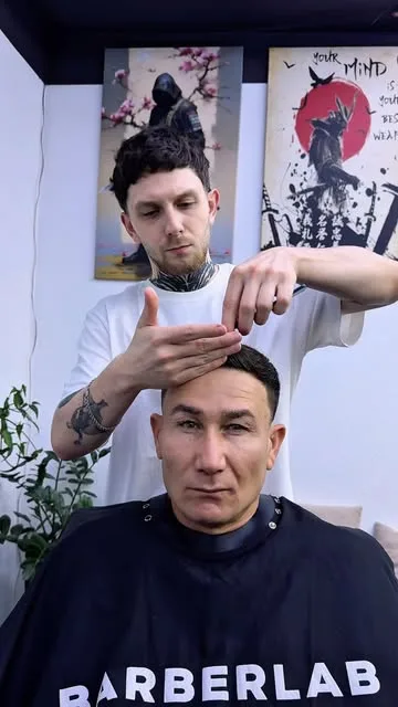 Барбер Барберлаба с клиентом после стрижки