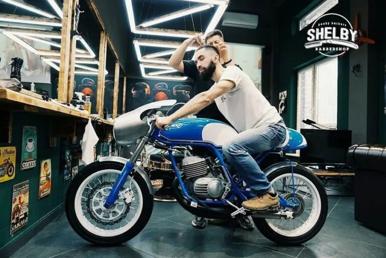 Мотоцикл в зале — Shelby